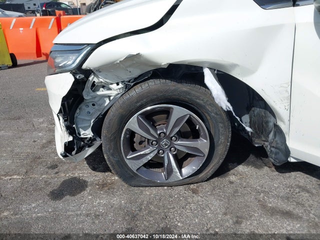 Honda Odyssey Touring 2018 5FNRL6H81JB103698 Image 6