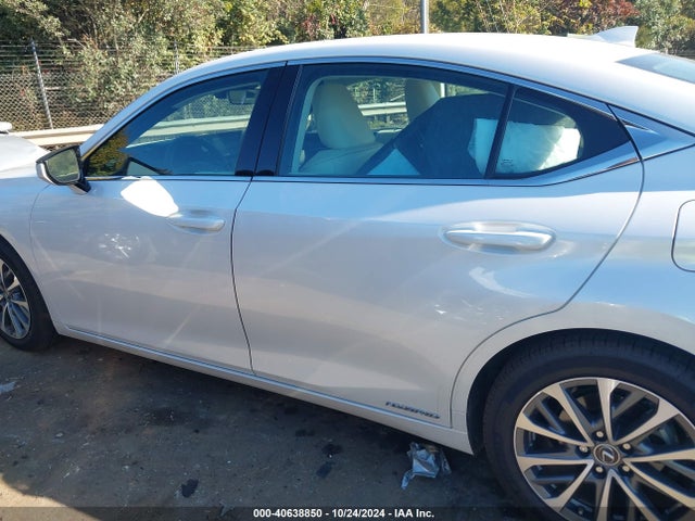 Lexus ES 300H 2022 58ADA1C1XNU017546 Image 14