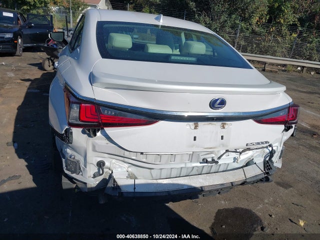 Lexus ES 300H 2022 58ADA1C1XNU017546 Image 16