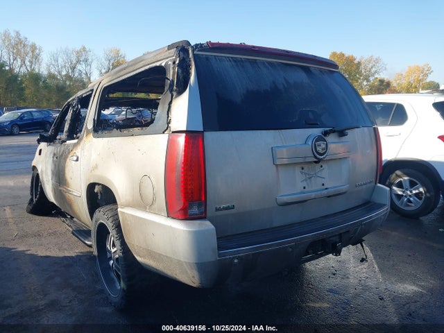 2011 CADILLAC ESCALADE ESV 1GYS4HEF7BR221998 Photo 2