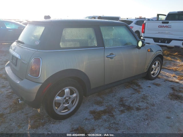 2007 MINI COOPER HARDTOP WMWMF33587TU60750 Photo 3