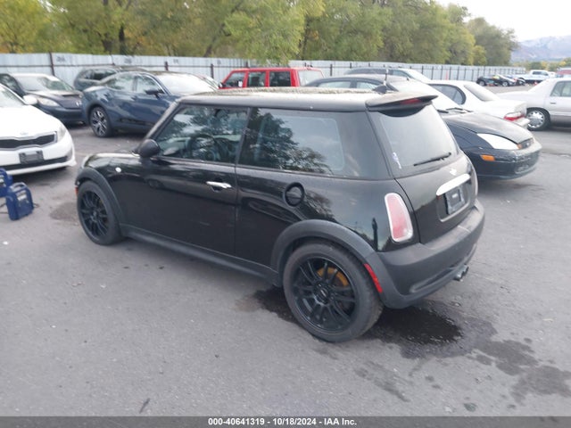 2005 MINI COOPER S WMWRE33445TD96349 Photo 2