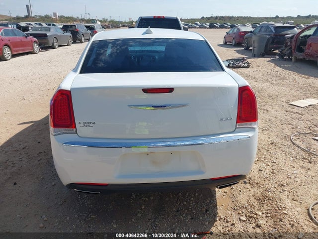 Chrysler 300 Touring 2018 2C3CCAAG2JH342475 Image 16