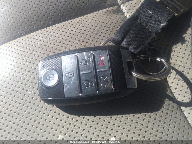 KIA SEDONA LX 2017 KNDMB5C18H6249510 Image 11