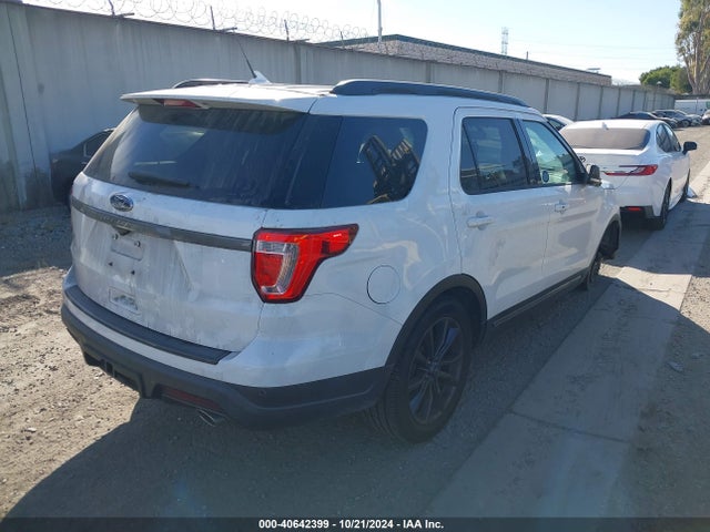 Ford EXPLORER XLT 2018 1FM5K7D8XJGC93936 Image 4