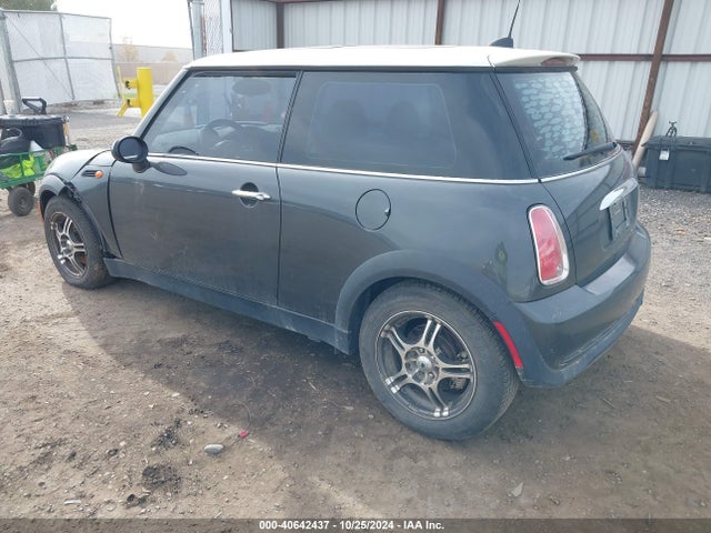 2006 MINI COOPER WMWRC33556TK73012 Photo 2