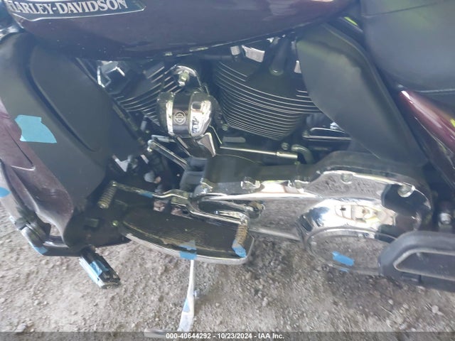 2019 HARLEY-DAVIDSON FLHTCU 1HD1FCC1XKB656415 Photo 8