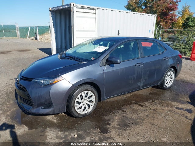 Toyota COROLLA LE 2018 5YFBURHE4JP813804 Image 2