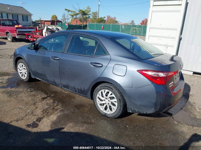 Toyota COROLLA LE 2018 5YFBURHE4JP813804 Image 3