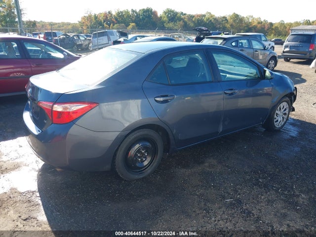 Toyota COROLLA LE 2018 5YFBURHE4JP813804 Image 4