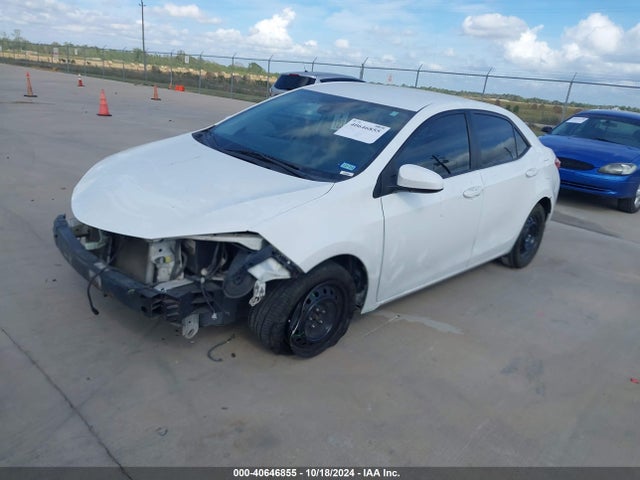 Toyota COROLLA LE 2018 5YFBURHE8JP767703 Image 2