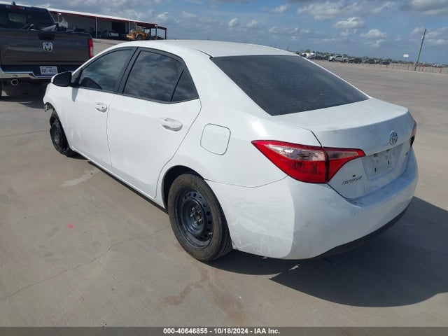 Toyota COROLLA LE 2018 5YFBURHE8JP767703 Image 3
