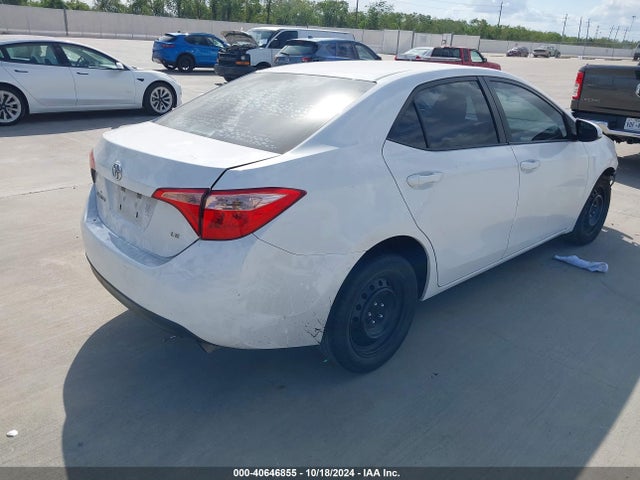 Toyota COROLLA LE 2018 5YFBURHE8JP767703 Image 4