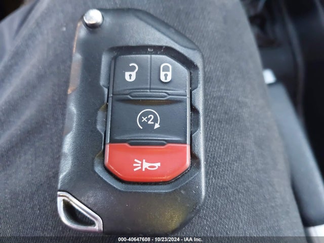 1C4HJXEN5JW224439 Jeep Wrangler Unlimited Sahara 4x4