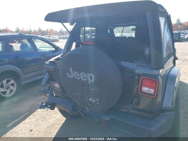 1C4HJXEN5JW224439 Jeep Wrangler Unlimited Sahara 4x4