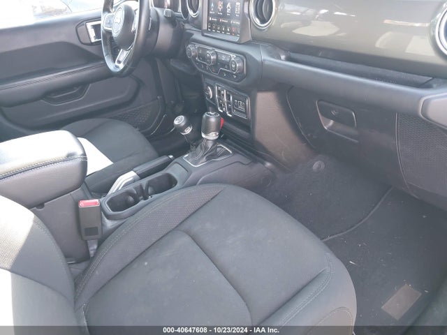 1C4HJXEN5JW224439 Jeep Wrangler Unlimited Sahara 4x4