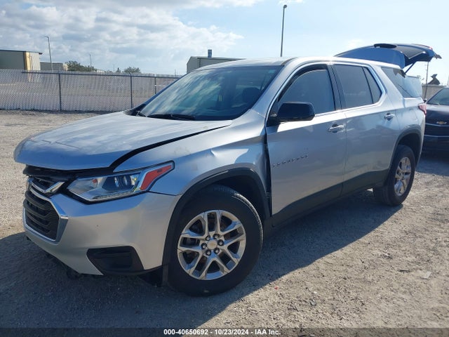 Chevrolet Traverse Ls 2018 1GNERFKW4JJ258797 Image 2