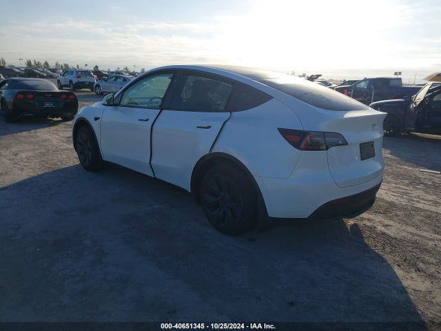 2024 TESLA MODEL Y 7SAYGDED8RA303365 Photo 2