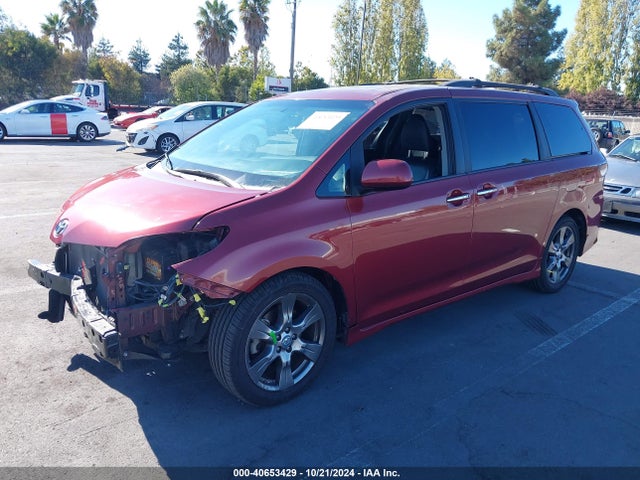 5TDXZ3DC8HS816294 Toyota SIENNA SE