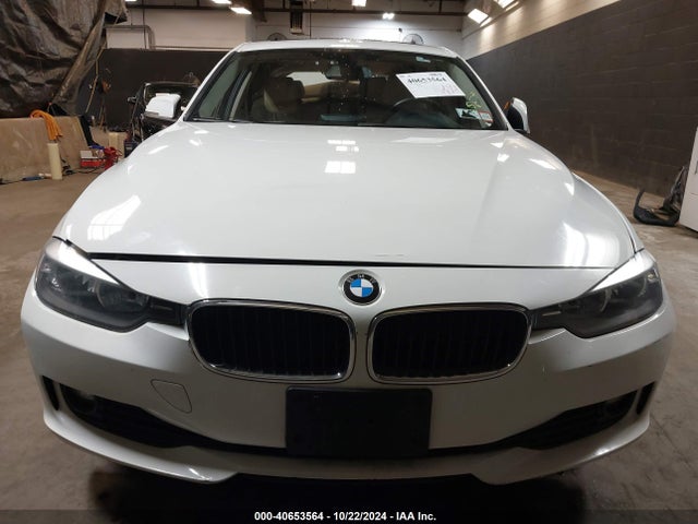 BMW 320i Xdrive 2014 WBA3C3C54EF987085 Image 12
