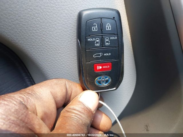 5TDJRKEC5NS083292 Toyota SIENNA XLE