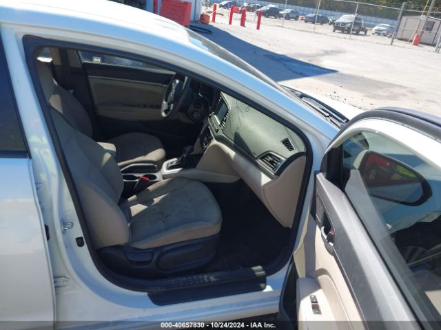 5NPD84LF3JH228600 Hyundai ELANTRA SEL