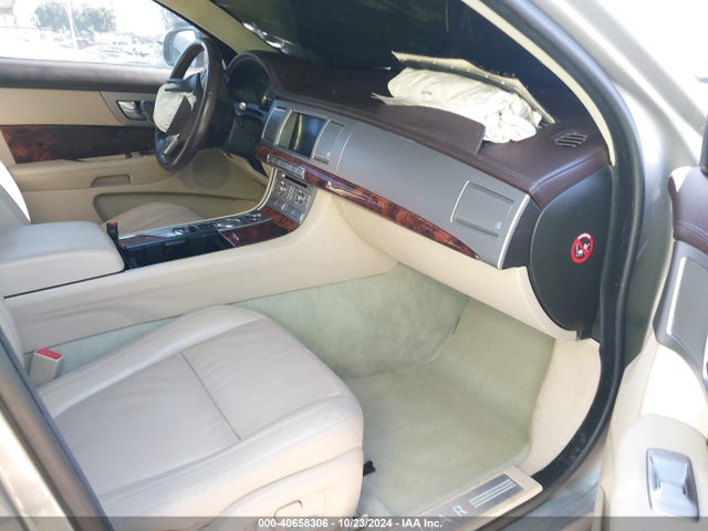 2011 JAGUAR XF SAJWA0FB2BLR91754 Photo 4
