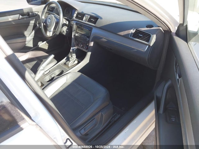 1VWAP7A31EC017989 Volkswagen Passat 2.5l Wolfsburg Edition