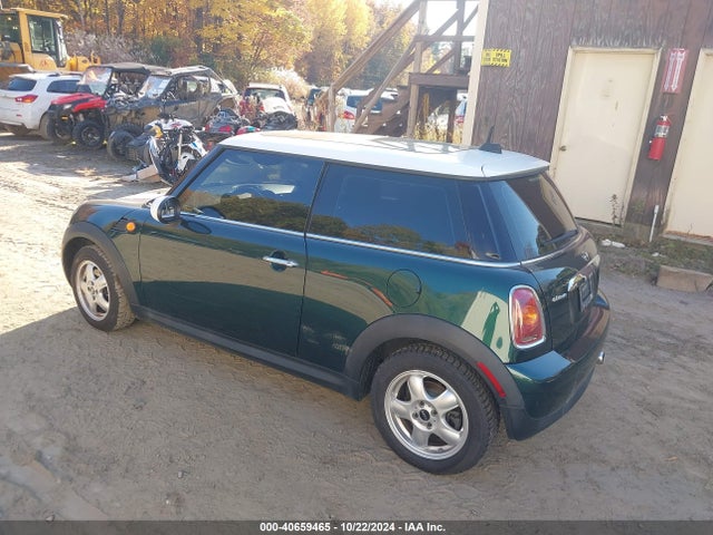 2010 MINI COOPER WMWMF3C53ATZ26799 Photo 2