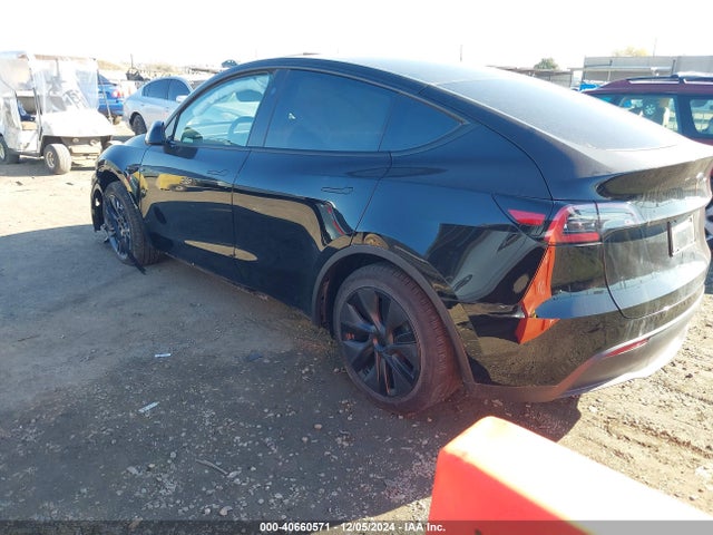 2024 TESLA MODEL Y 7SAYGDED3RF128476 Photo 2