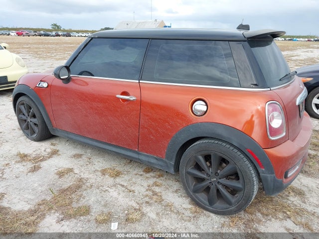 2011 MINI COOPER S WMWSV3C58BTY20361 Photo 2