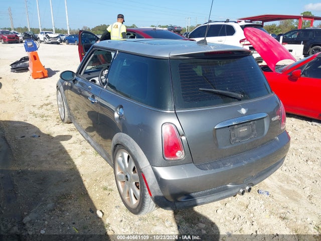 2006 MINI COOPER S WMWRE33566TJ37997 Photo 2