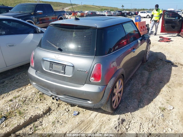2006 MINI COOPER S WMWRE33566TJ37997 Photo 3