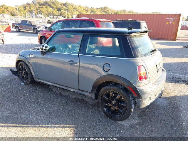 2010 MINI COOPER S WMWMF7C55ATX44626 Photo 2
