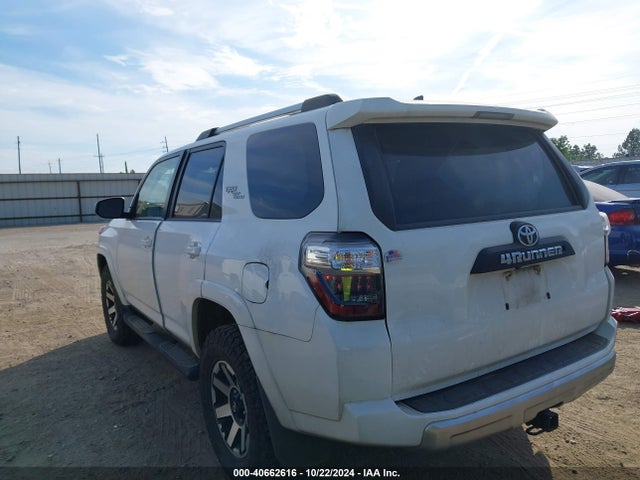 Toyota 4runner Trd Off Road 2018 JTEBU5JR3J5559100 Image 3