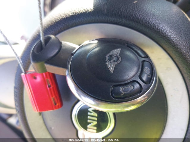 2010 MINI COOPER S CLUBMAN WMWMM3C58ATP75643 Photo 10