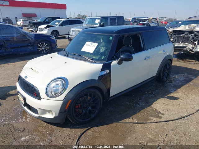 2010 MINI COOPER S CLUBMAN WMWMM3C58ATP75643 Photo 1