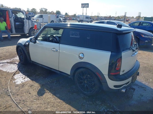 2010 MINI COOPER S CLUBMAN WMWMM3C58ATP75643 Photo 2
