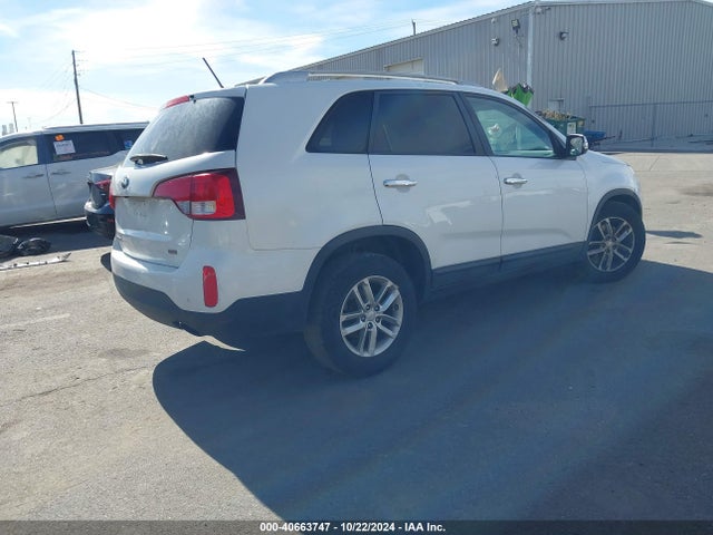KIA SORENTO LX 2015 5XYKT3A69FG643535 Image 4