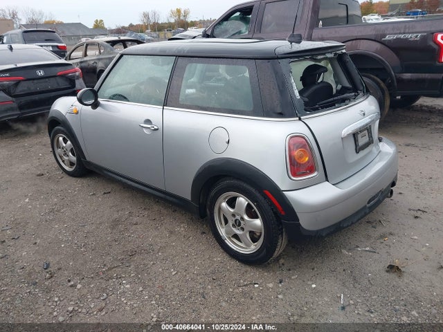 2009 MINI COOPER WMWMF33549TU74843 Photo 2