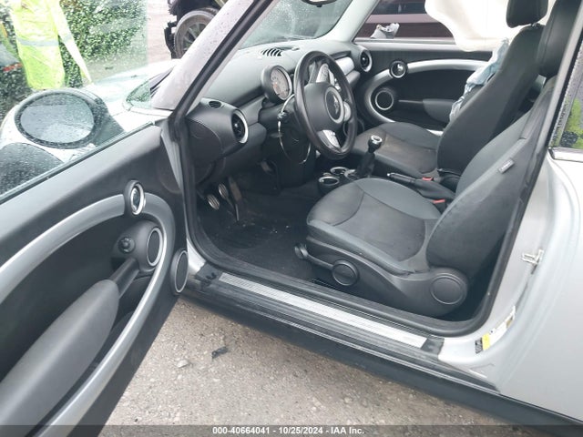 2009 MINI COOPER WMWMF33549TU74843 Photo 4
