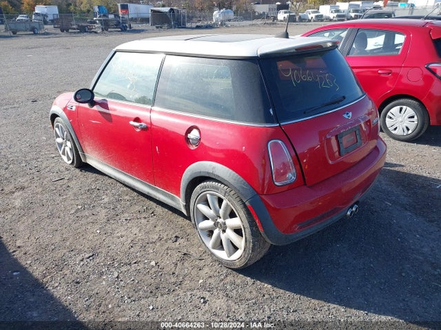 2005 MINI COOPER S WMWRE33575TG97934 Photo 2