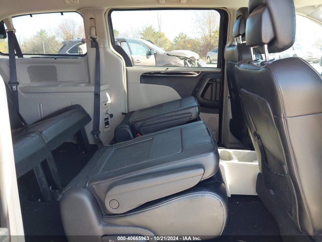2C4RC1GG4GR208213 Chrysler Town & Country Limited Platinum