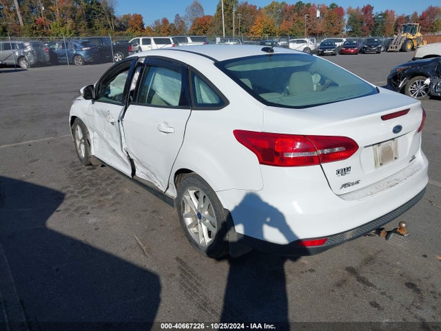 Ford FOCUS SE 2016 1FADP3F20GL241496 Image 3