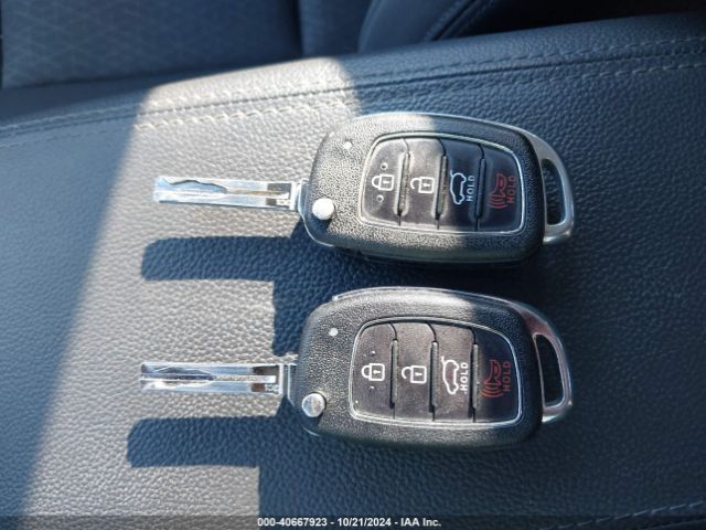 KM8J3CA43HU410175 Hyundai TUCSON SE