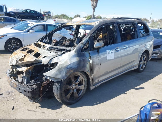 Toyota Sienna Se 8 Passenger 2017 5TDXZ3DC0HS875775 Image 2