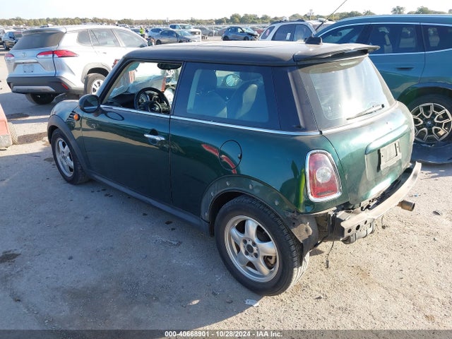 2011 MINI COOPER WMWSU3C57BT091837 Photo 2