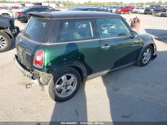 2011 MINI COOPER WMWSU3C57BT091837 Photo 3