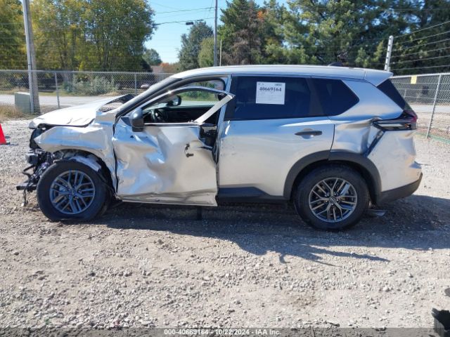 5N1BT3AA1RC704837 Nissan Rogue S Fwd