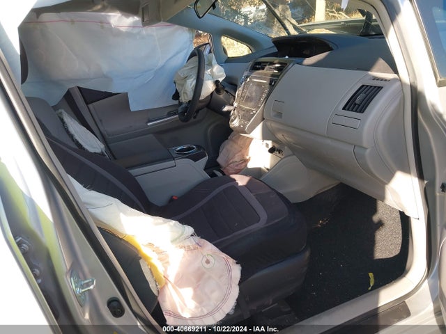 Toyota Prius V Three 2017 JTDZN3EU8HJ067151 Image 5